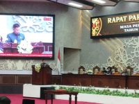 Juru Bicara Banggar DPRD Kalimantan Tengah menyampaikan laporan pertanggungjawaban APBD 2025 dalam rapat paripurna.