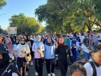 Ketua TP PKK Kalimantan Tengah Aisyah Thisia mengikuti Jalan Sehat dan Festival Kuliner PKK Nasional di Makassar.