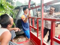 Bhabinkamtibmas Pahandut Seberang saat melaksanakan Door to Door System bersama Ketua RT.