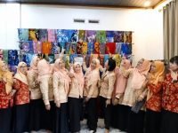 DWP RSUD Doris Sylvanus mengunjungi Kriya Batik Benang Bintik Paramitha di Palangka Raya.