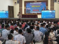 Personel Polsek Pahandut memberikan edukasi bahaya judi online kepada peserta MPLS SMKN 1 Palangka Raya.