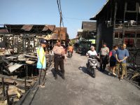 Personel Polsek Pahandut melaksanakan patroli dialogis di kawasan permukiman padat Kota Palangka Raya.