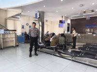 Personel Satpamobvit Polresta Palangka Raya melakukan pengamanan di salah satu kantor perbankan.