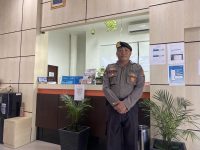 Personel Satpamobvit Polresta Palangka Raya memberikan edukasi kepada nasabah tentang bahaya penipuan online.
