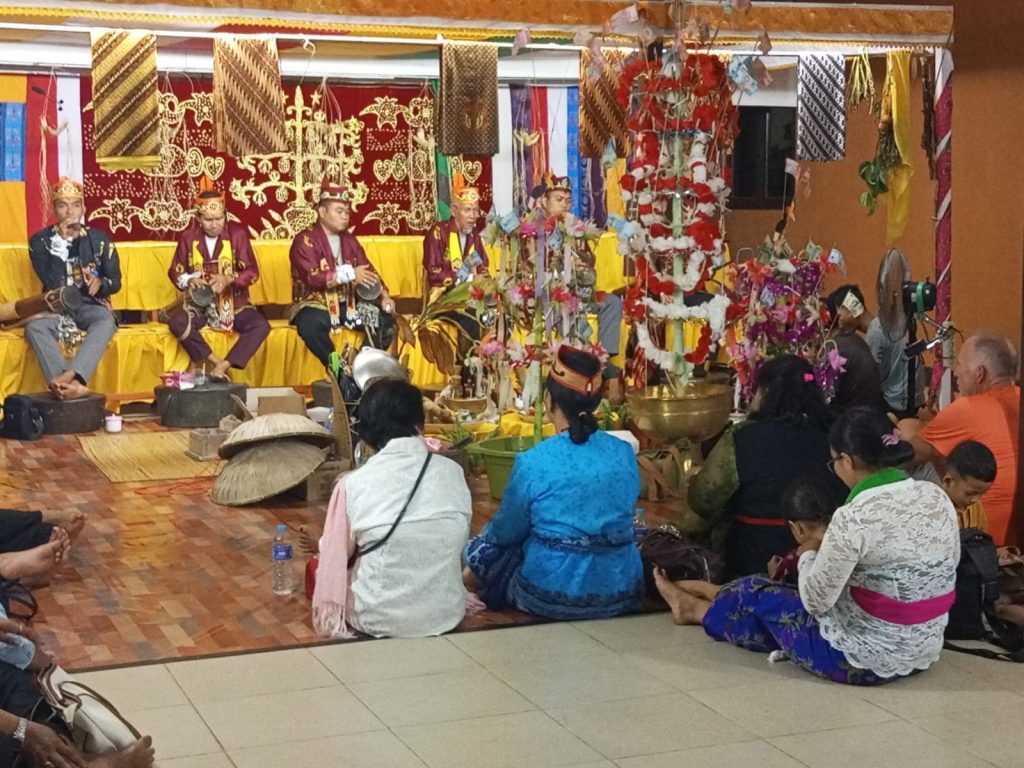 Prosesi Tabuh pada puncak Ritual Tiwah Keluarga Arton S. Dohong di Palangka Raya.