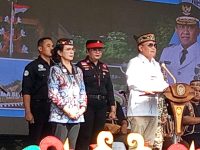 Gubernur Agustiar Sabran meletakkan batu pertama pembangunan Huma Betang terbesar di Kalimantan Tengah