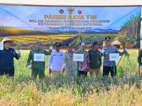 Gubernur Agustiar Sabran menghadiri Panen Raya Serentak di Desa Lampuyang Kotim.