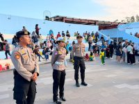 Personel Polresta Palangka Raya menjaga Kamseltibcarlantas saat Car Free Day di Bundaran Besar.