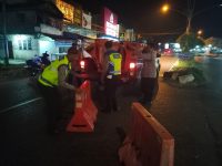 Polsek Pahandut memasang barrier untuk mencegah balapan liar di Palangka Raya.