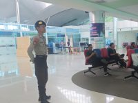 Satpamobvit Polresta Palangka Raya mengamankan Bandara Tjilik Riwut.