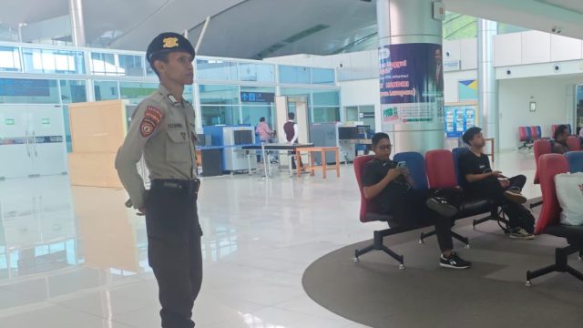 Satpamobvit Polresta Palangka Raya mengamankan Bandara Tjilik Riwut.