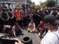 Gubernur Agustiar Sabran memfasilitasi dialog antara pendemo dan GM PLN UID Kalselteng di depan Istana Isen Mulang Palangka Raya.