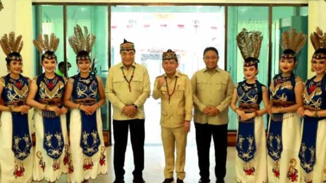 Gubernur Agustiar Sabran menyambut Menkopolkam RI sebelum meninjau Posko Karhutla Tumbang Nusa di Kalimantan Tengah.