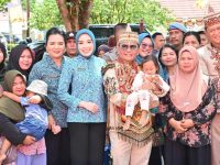 Gubernur Agustiar Sabran meninjau pasar murah dan pemeriksaan kesehatan gratis pada HUT ke-24 Murung Raya.