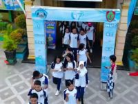 Peserta mengikuti rangkaian HUT ke-67 SMAN 1 Palangka Raya melalui kegiatan jalan santai dan aksi sosial.