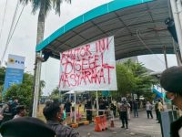 Peternak Ayam Kalteng Demo PLN di Kantor UP3 Palangka Raya